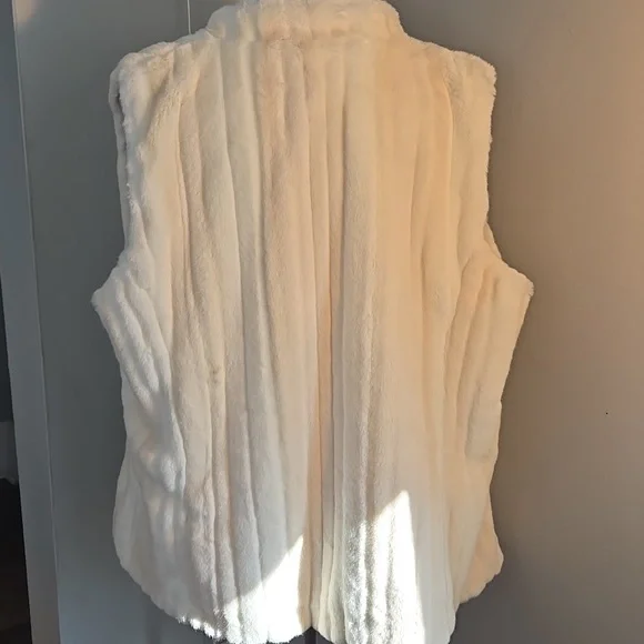 NWOT Chico's White (Ivory) Faux Fur Vest Chico's Size 2, Size L - Picture 5 of 6